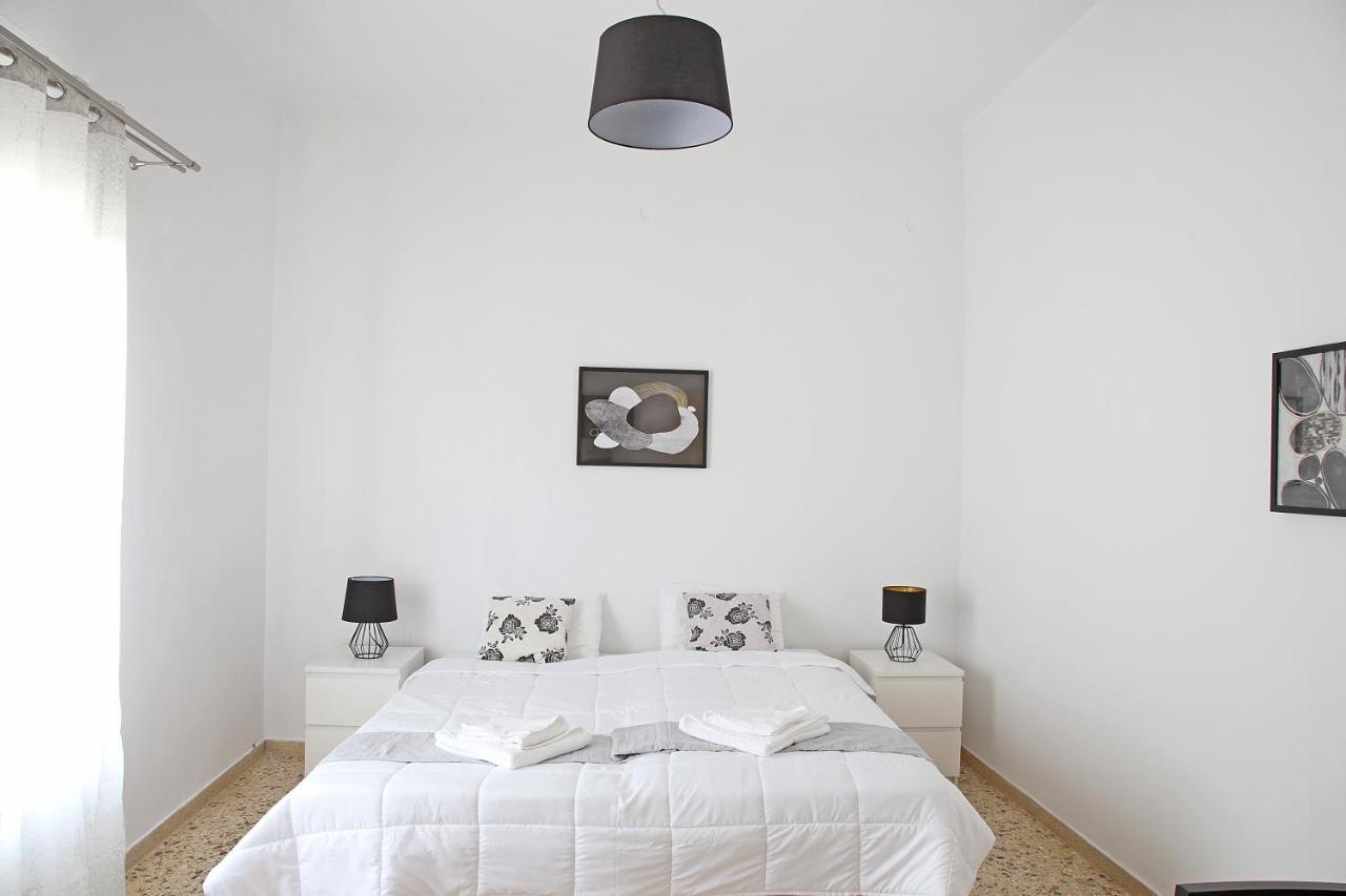Renata Room By The Sea Near Airport Артемида Екстериор снимка