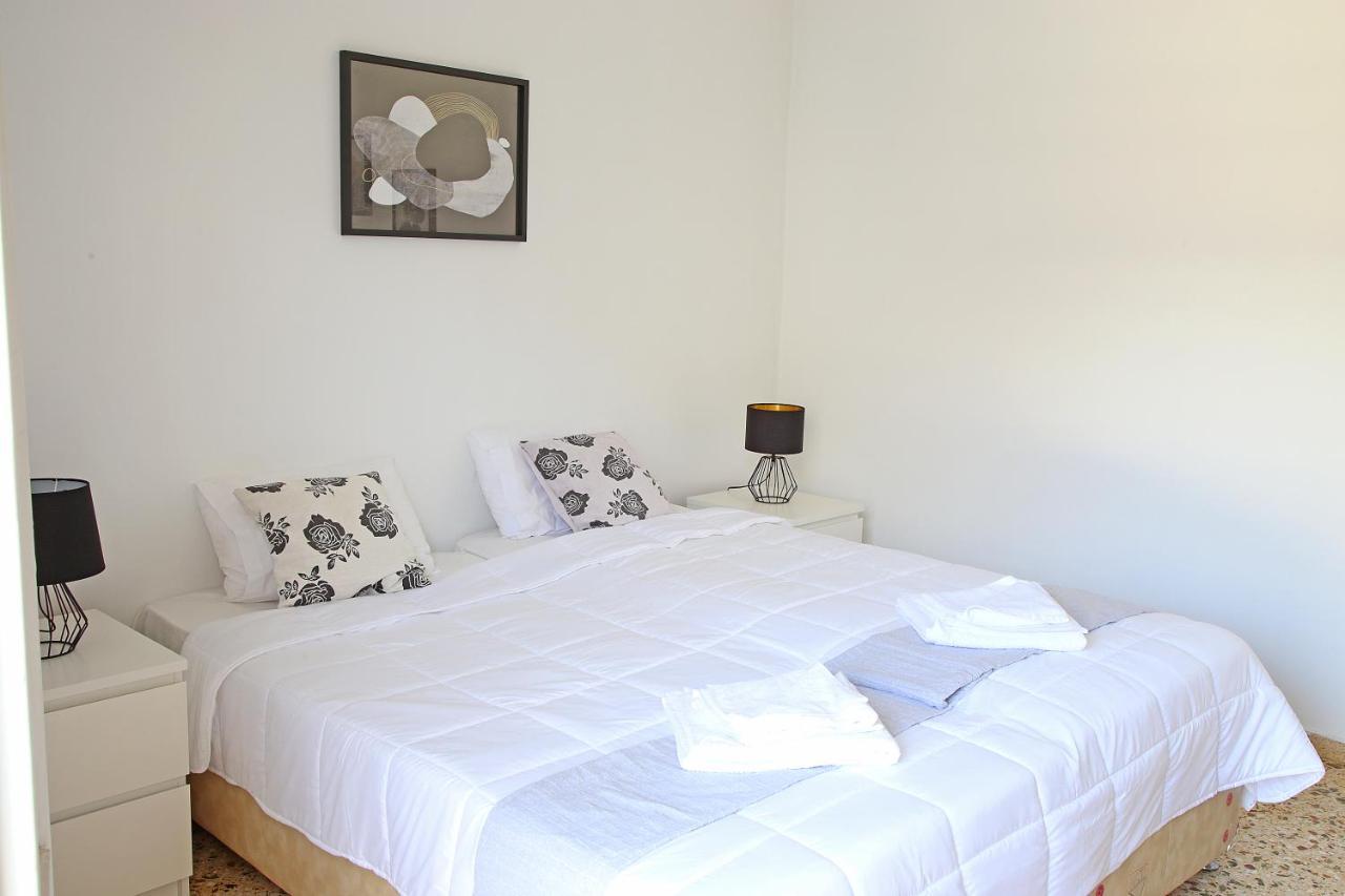 Renata Room By The Sea Near Airport Артемида Екстериор снимка